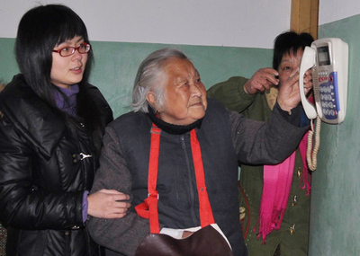 居家養老一鍵通電話服務 便捷關愛，守護老年居民幸福晚年